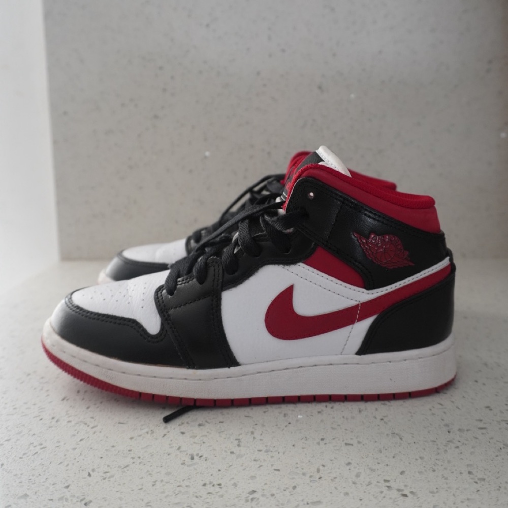 NIKE Air Jordan 1 Mid. Black Red and White. Boys. Size 4